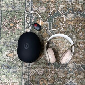 Beats Solo3 Wireless Headphones - Blush Pink & White